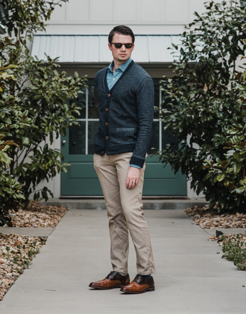 Image of social media influencer Matt Hartman wearing the Quince Cap Toe Oxford outside in Bentonville, Arkansas.