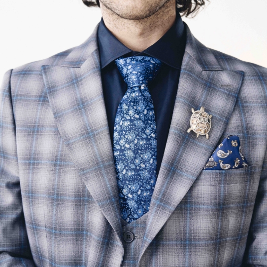 "What To Wear To An Interview." The featured image is a close up of a man wearing a Stacy Adams suit, shirt, and tie. 