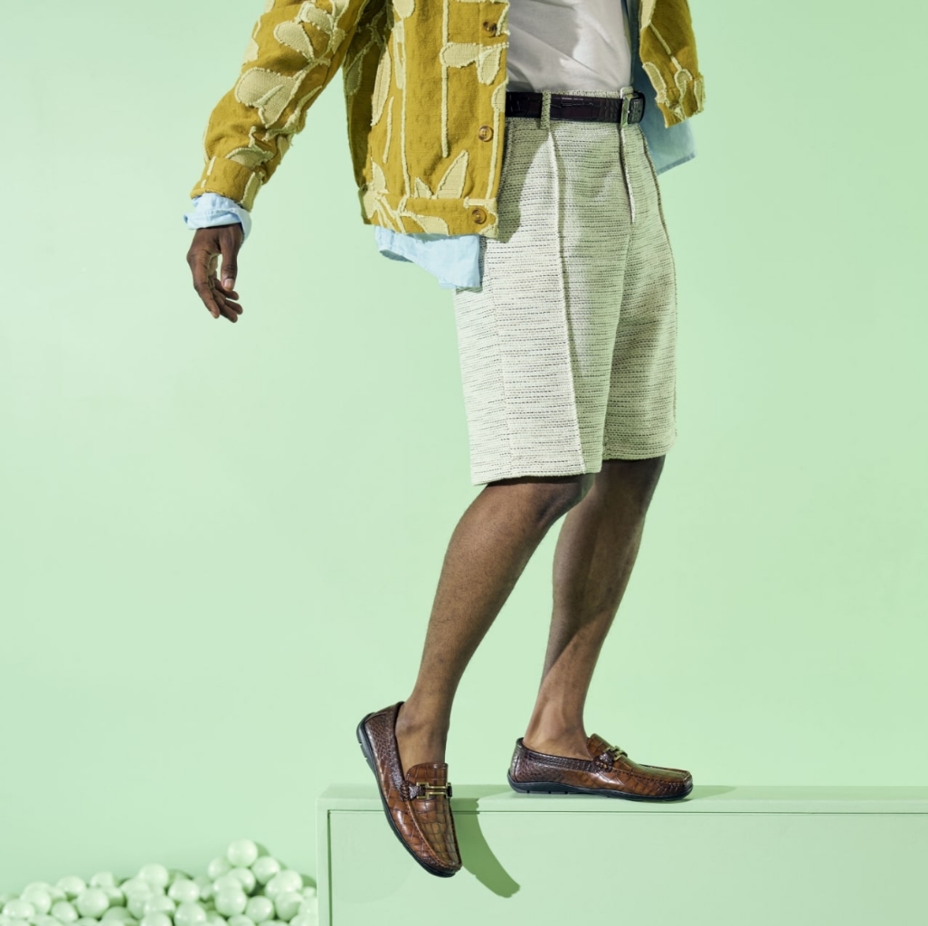 "Helpful Tips For Getting The Perfect Shoes-Belt Match." The featured image is of a model wearing Stacy Adams driver slip ons in cognac with a light green background.