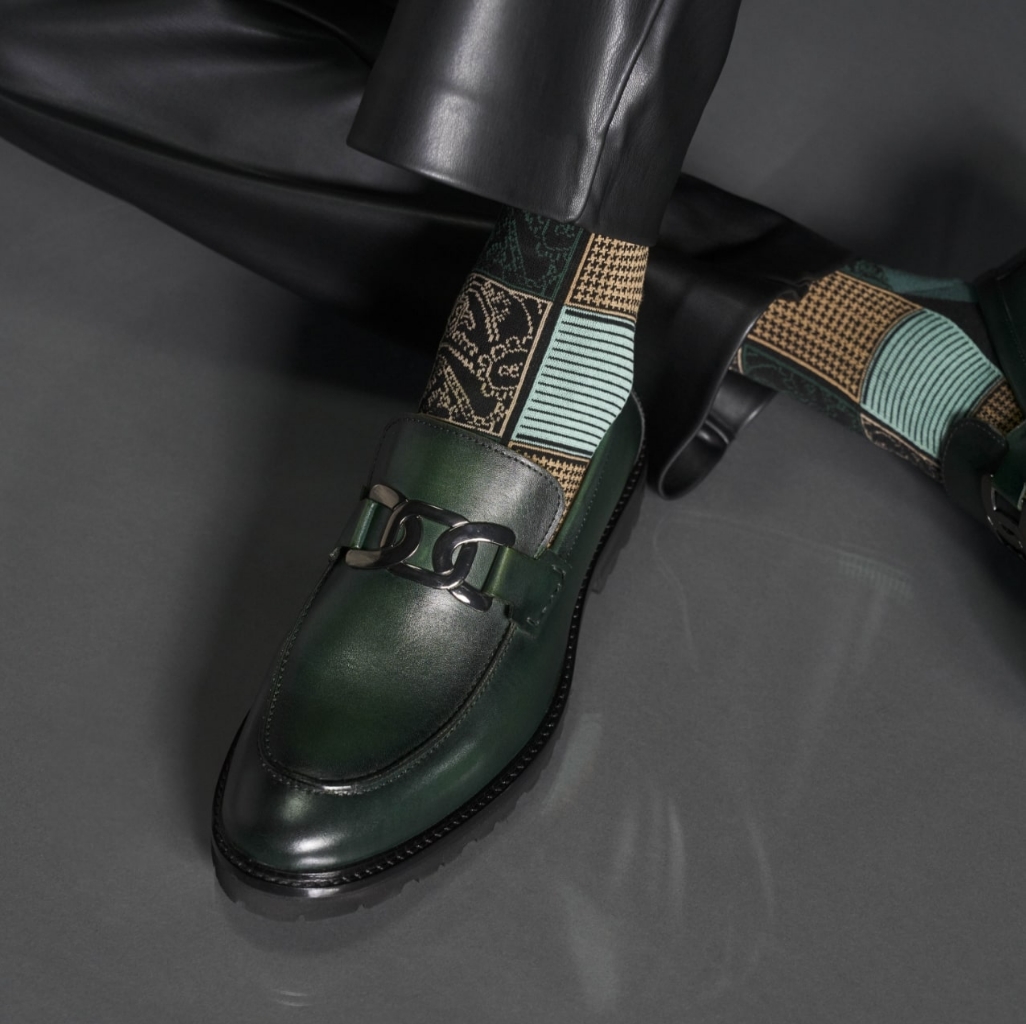 "What Is Business Casual? We're Here To Explain The New Rules." The featured image is of the Hale slip on loafer in green on a dark background.