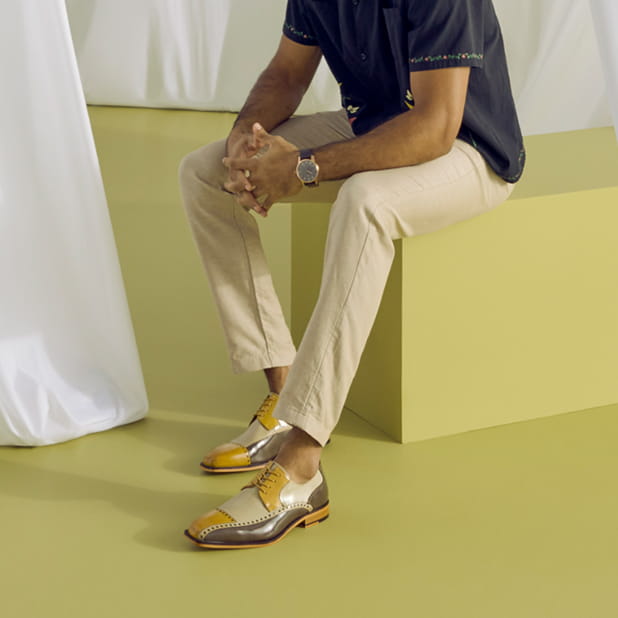 "Business Casual Outfits That Easily Transition From Day To Night." The featured image shows a model wearing the Stacy Adams Plaza Modified Cap Toe Oxford shoes in Olive Multi in a green room with white curtains.