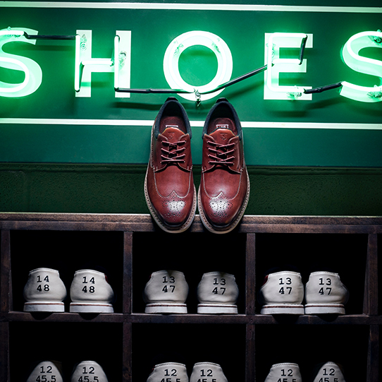 "Online Shopping? The Best Deals are just a Click Away." The featured product is the Synergy Wingtip Oxford in Cranberry.